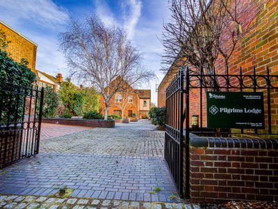 Property Image for 1A Holywell Hill, St. Albans, Hertfordshire, AL1 1ER