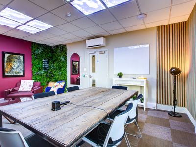 Property Image for 1A Holywell Hill, St. Albans, Hertfordshire, AL1 1ER