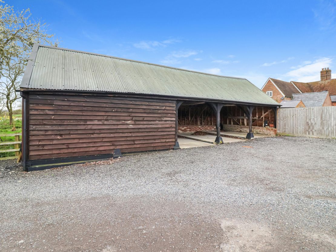 Shipton Barns, Winslow, Buckingham, MK18 3JL