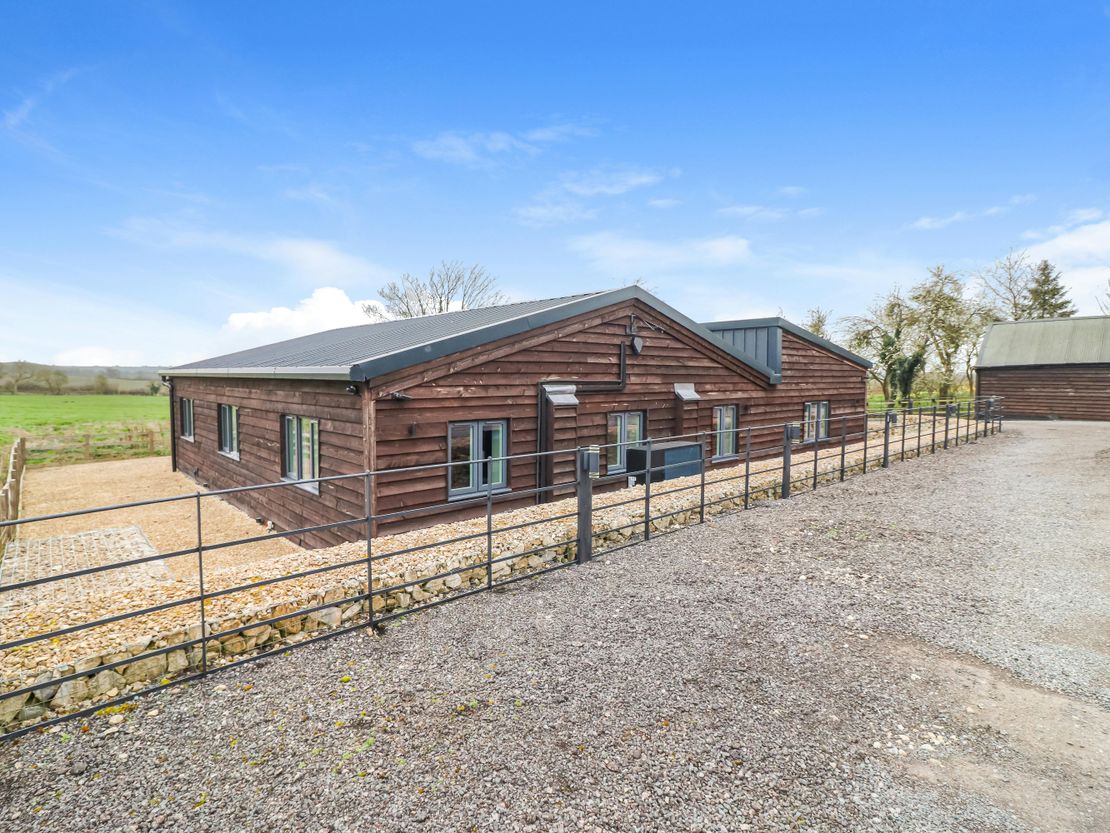 Shipton Barns, Winslow, Buckingham, MK18 3JL