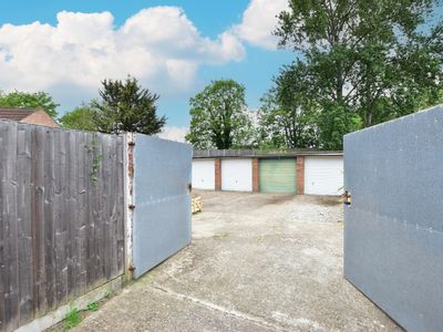 Property Image for 51 Woodthorpe Rd, Ashford TW15 2RP