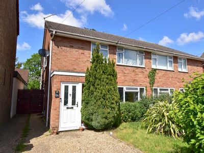 Property Image for 51 Woodthorpe Rd, Ashford TW15 2RP