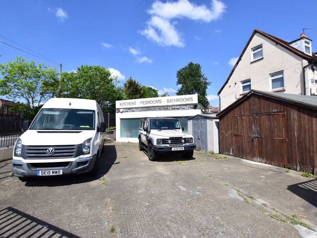 51 Woodthorpe Rd, Ashford TW15 2RP