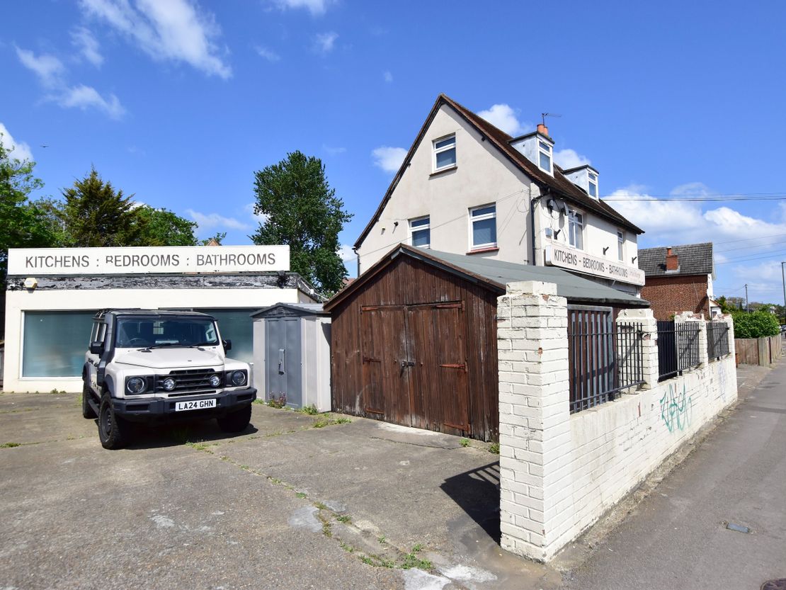51 Woodthorpe Rd, Ashford TW15 2RP