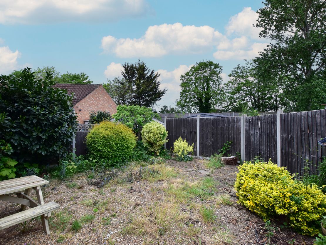 51 Woodthorpe Rd, Ashford TW15 2RP