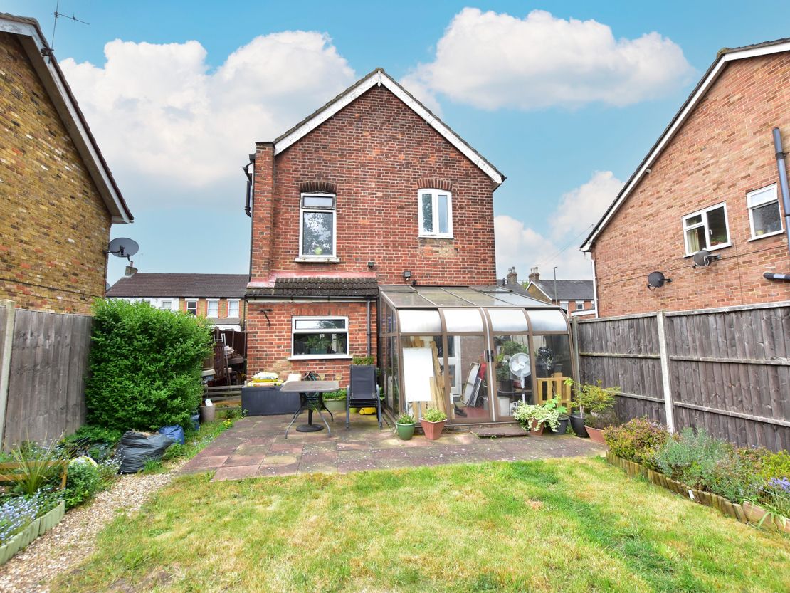 51 Woodthorpe Rd, Ashford TW15 2RP
