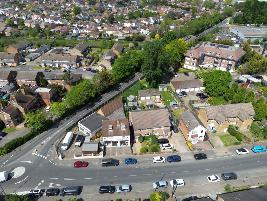 51 Woodthorpe Rd, Ashford TW15 2RP