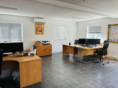Property Image for Unit 22, Cosgrove Way, Luton, Bedfordshire, LU1 1XL