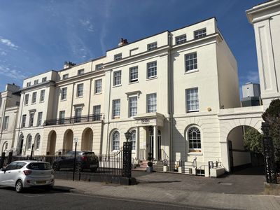 Property Image for 30 Carlton Crescent, Southampton, Hampshire, SO15 2EW