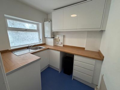 Property Image for 98 Winchester Road, Chandler's Ford, Eastleigh, Hampshire, SO53 2GJ