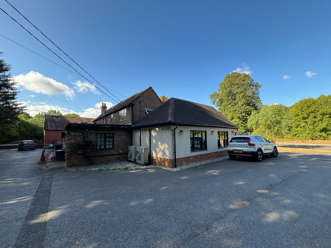 The Fox & Hounds, Oxford Road, Donnington, Newbury, RG14 3AP