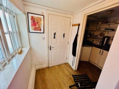 Property Image for 15 The Broadway, Newbury, West Berkshire, RG14 1AS