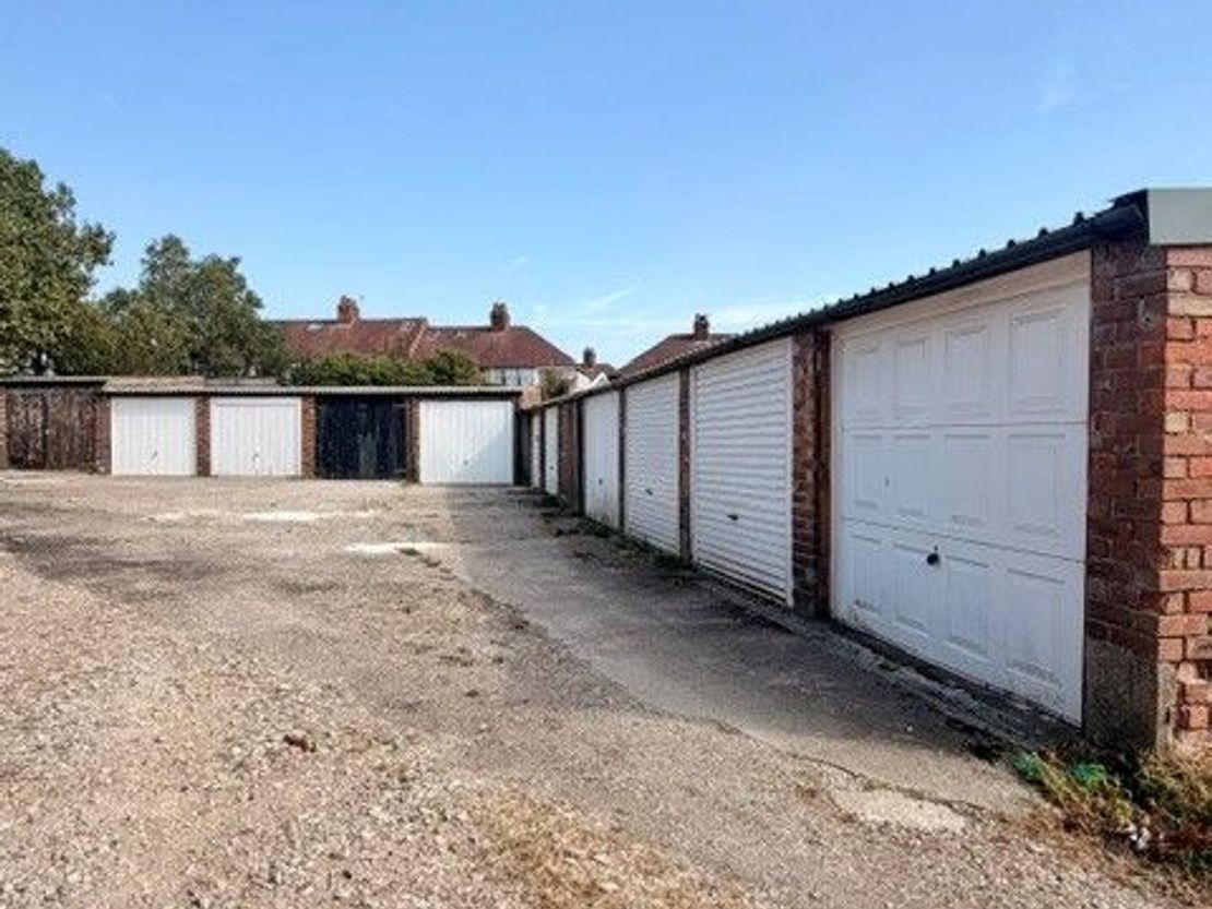 Land and Garages Lying to the South of Bloomfield Road