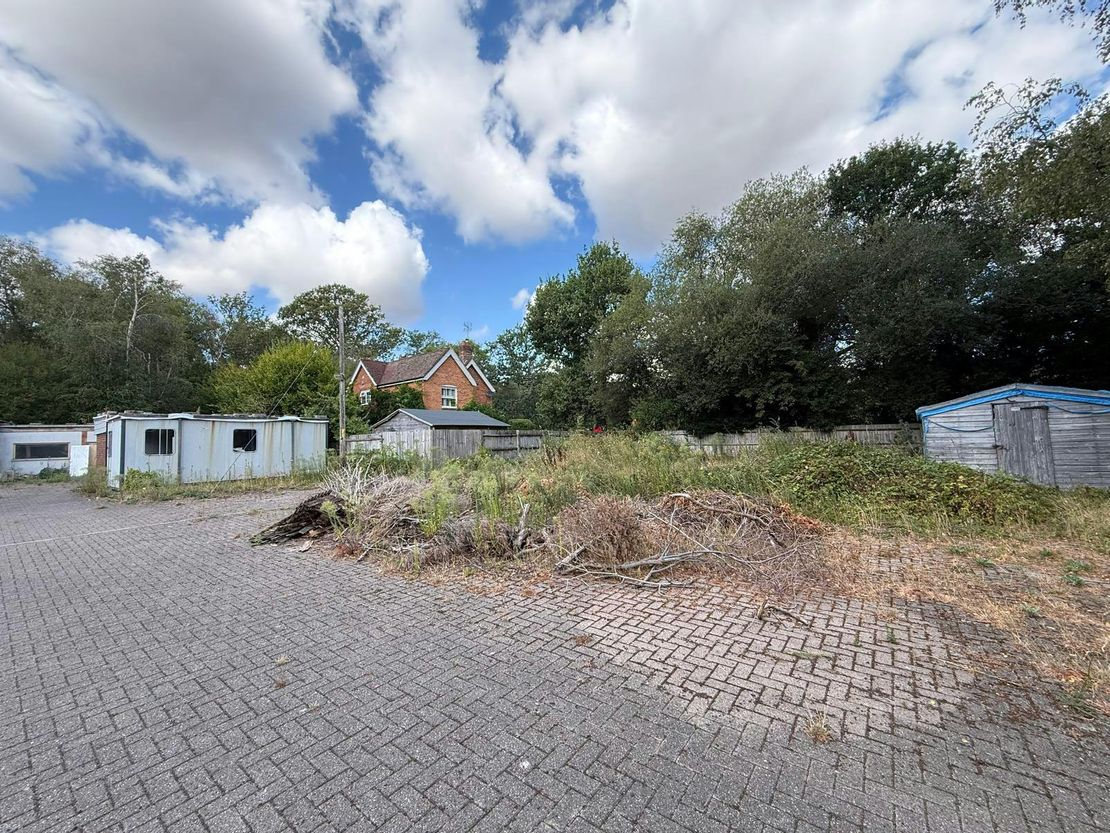 Weybeck Yard, Walldown Road, Bordon, GU35 9AD