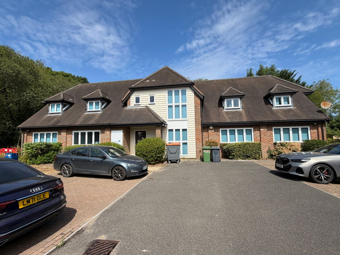 3 Holt Barns, Frith End, Bordon, GU35 0QN