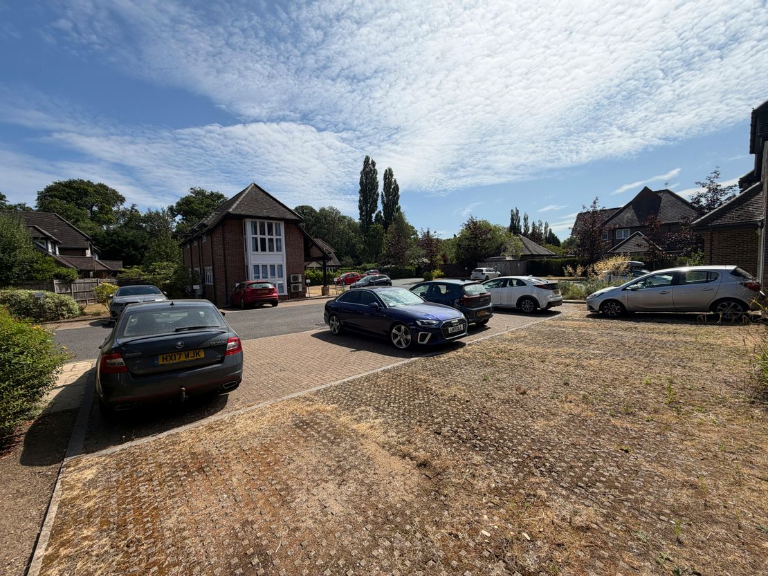 3 Holt Barns, Frith End, Bordon, GU35 0QN