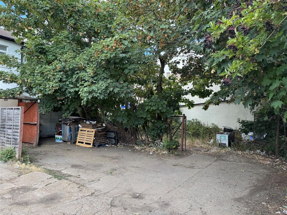 Whalebone Lane South, Dagenham