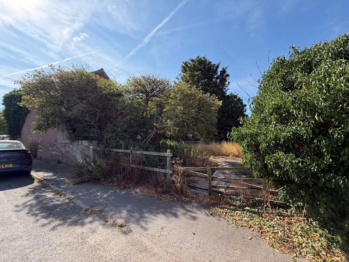 Paddock, Field Lane, Wroot, Doncaster, Lincolnshire, DN9 2BN