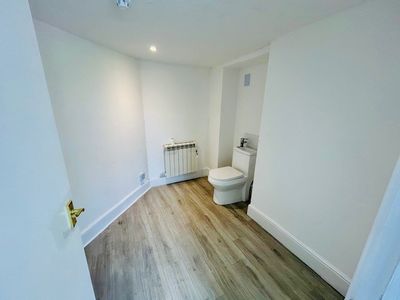 Property Image for Ground Floor Retail Unit To Let, 4 Bridge Street, Hungerford, West Berkshire, RG17 0EH