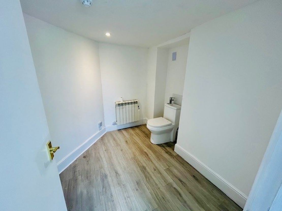 Ground Floor Retail Unit To Let, 4 Bridge Street, Hungerford, West Berkshire, RG17 0EH