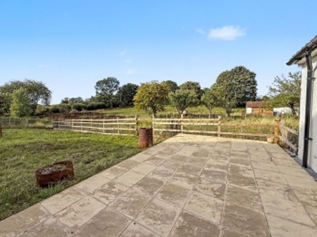 White Cottage, Portland Pl, North Waltham, Basingstoke RG25 2BD