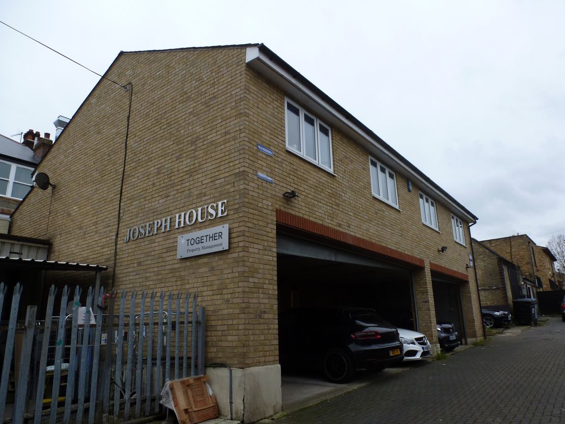 2C Florence Avenue, Enfield, Greater London, EN2 8DE