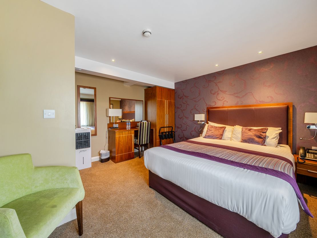 Hotel 315 Restaurant Bar & Spa, 315 Wakefield Road, Lepton, Huddersfield, West Yorkshire, HD8 0LX