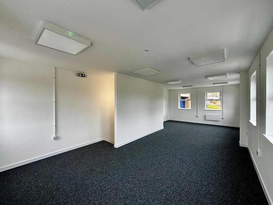 Unit 8 Walter Lawrence Trading Estate, Brewers Hill Road, Dunstable, LU6 1BD