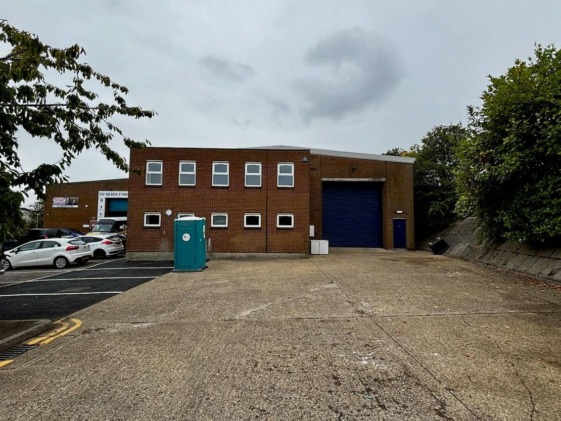 Unit 8 Walter Lawrence Trading Estate, Brewers Hill Road, Dunstable, LU6 1BD