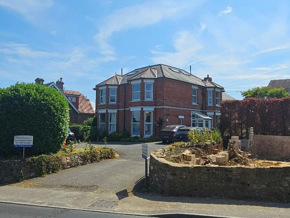 Darwin House, Crowborough Hill, Jarvis Brook, Crowborough, TN6 2JA