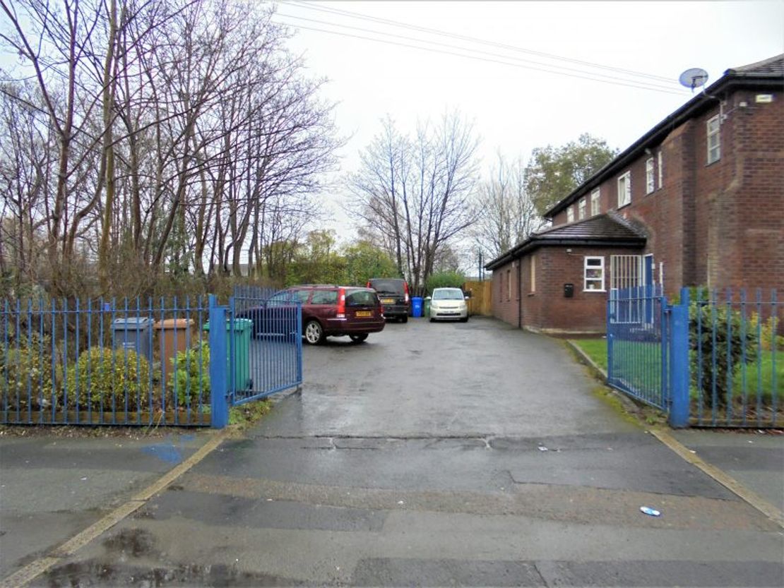 127 woodhouse lane, wythenshawe, m22 9nw