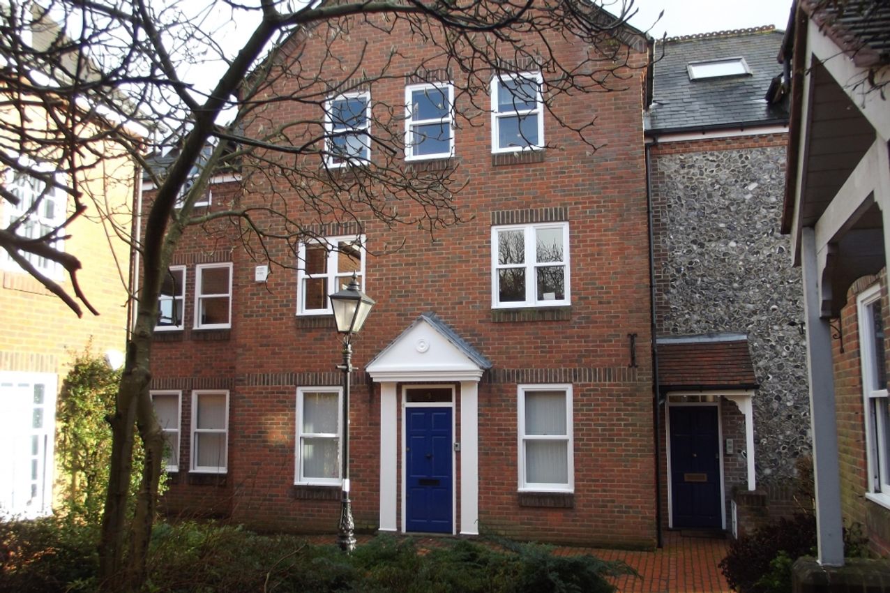 To Let 4 St Yard, Farnham, GU9 7LW PropList