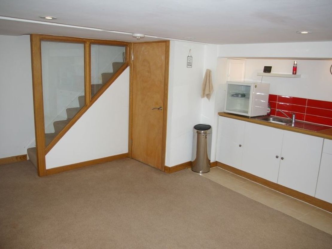 80 Maple Rd, Surbiton KT6 4AL, UK
