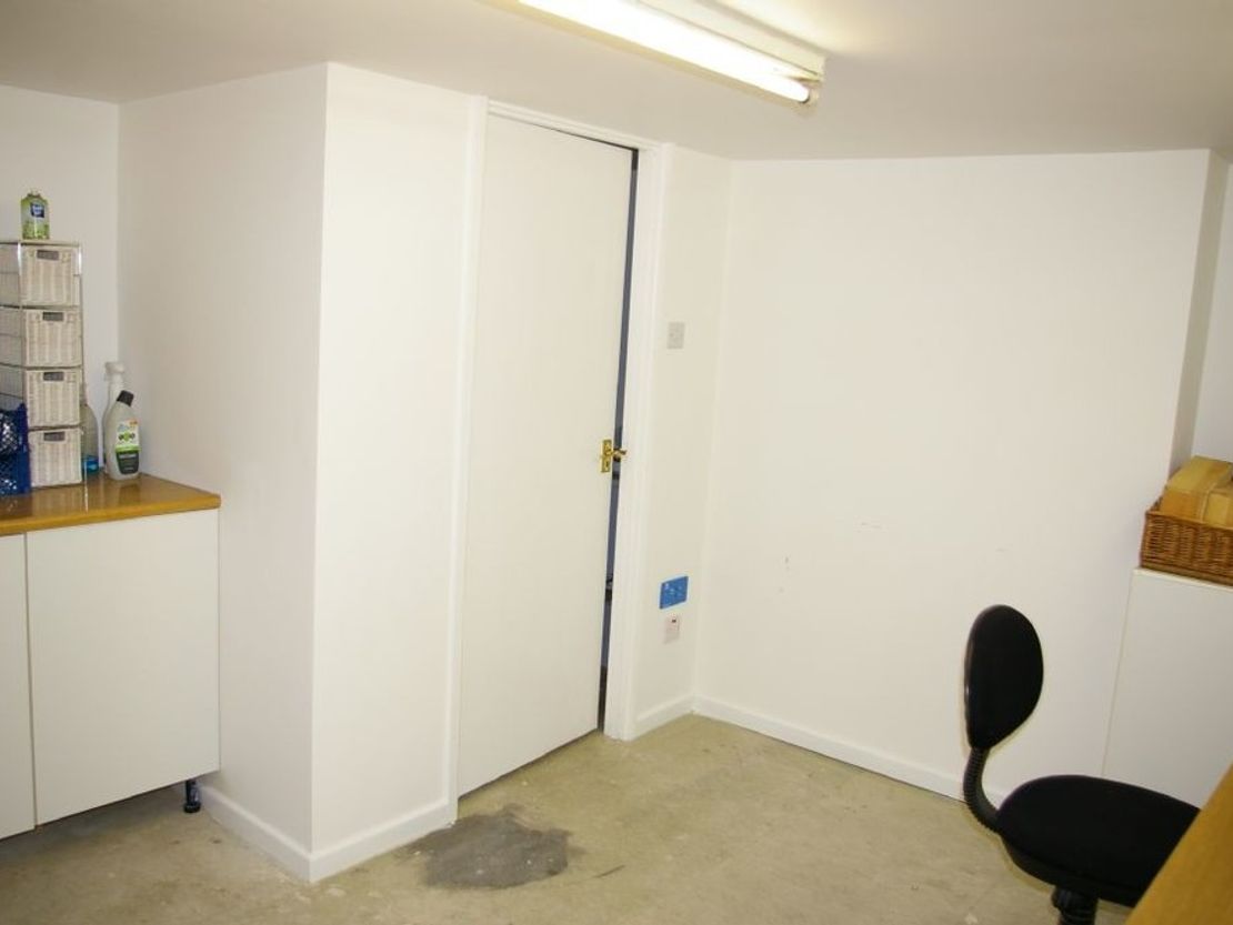 12 Bishopsmead Parade, East Horsley, Leatherhead KT24 6RT, UK