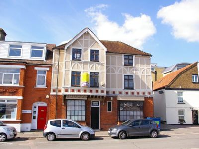 Property Image for 19 Creek Rd, Molesey, East Molesey KT8 9BE, UK